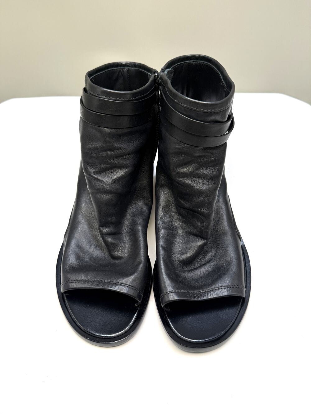 NWT Vince Women's Thalia Black Leather Cutout Flat Sandal Sz 8M -$239